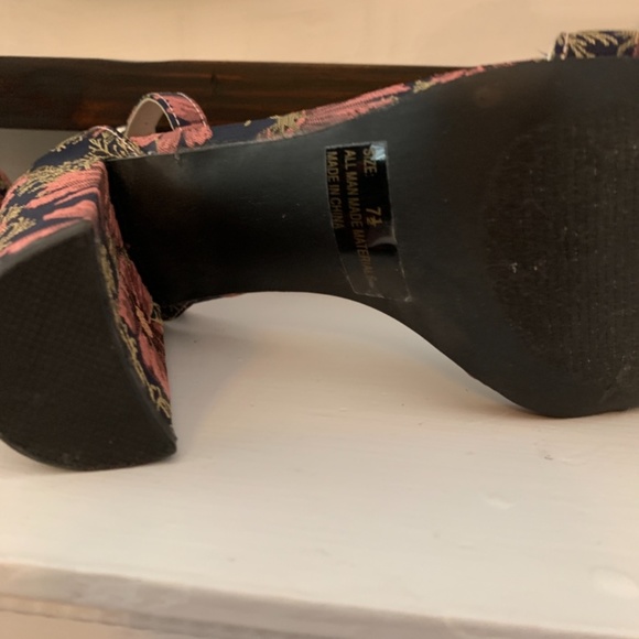 Quips floral strappy heels. Worn twice. Retail 85‎ - Picture 4 of 7